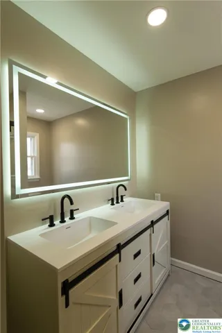 Master bath pic 2