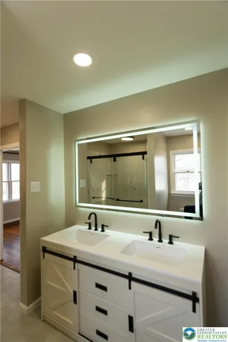Master bath pic 3