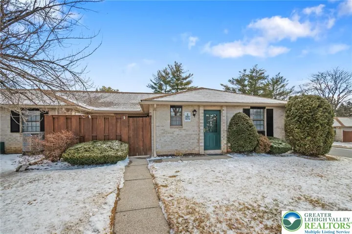 Beautiful End Unit ~ 1 st floor Condo
