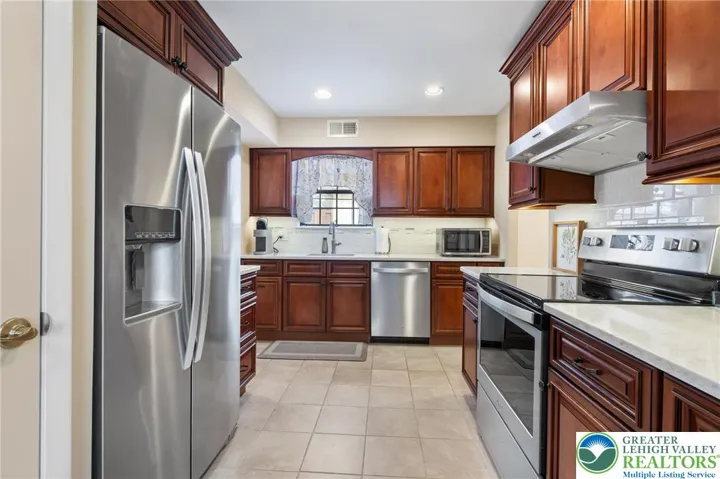 Great Kitchen space ~ Stainless Appliances ~ Granite Countertops