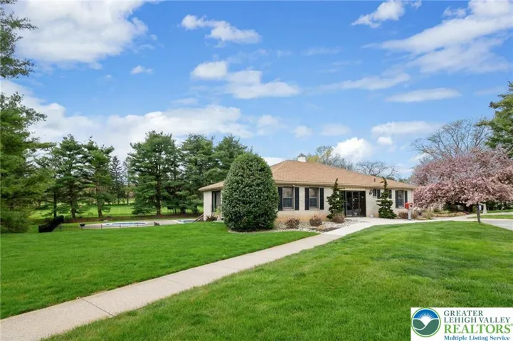 Tenants can utilize Clubhouse and Pool / Tennis facilities / Great Walk ability for outside exercise and recreation