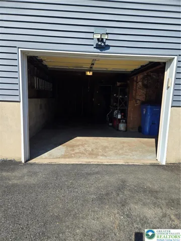 Entrence 1 car Garage