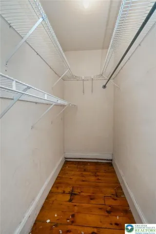 Hall walk-in-closet