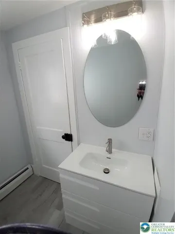 Modern vanity & lighting in bathroom