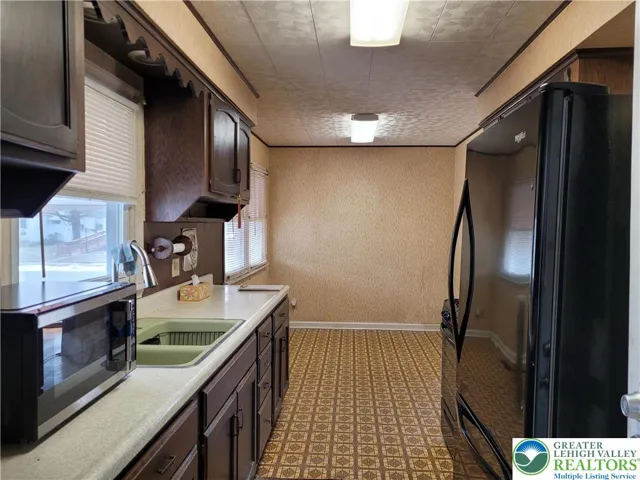 Kitchen pic 3 w/eat-in area