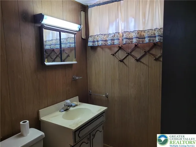 Full bath w/shower LL