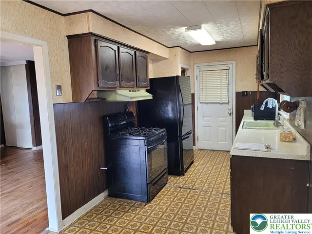 Kitchen pic 2 w/backdoor