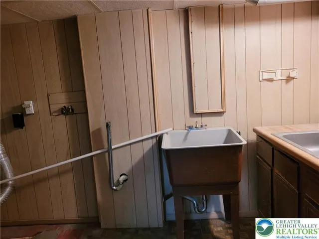 Laundry room w/sinks