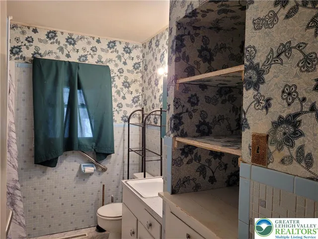 Full bath w/tub 1st Flr.