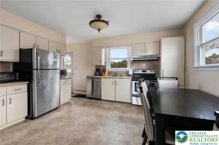 Spacious eat-in kitchen