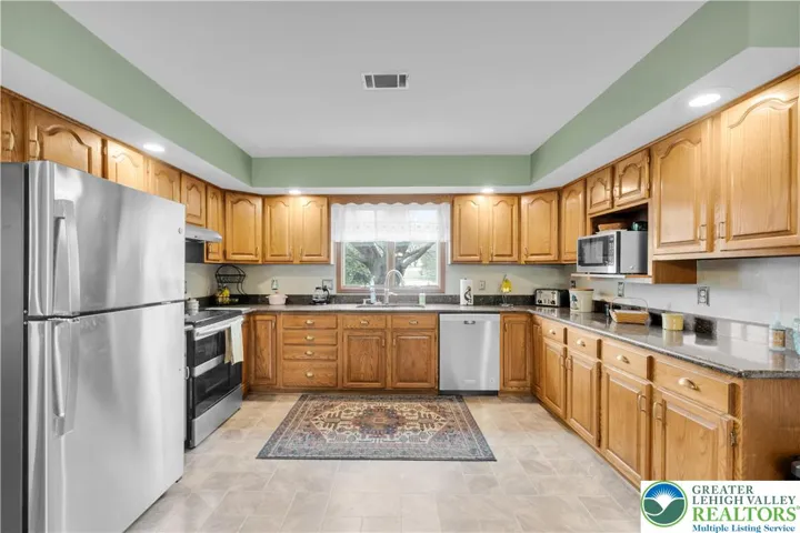 kitchen/dining area combo