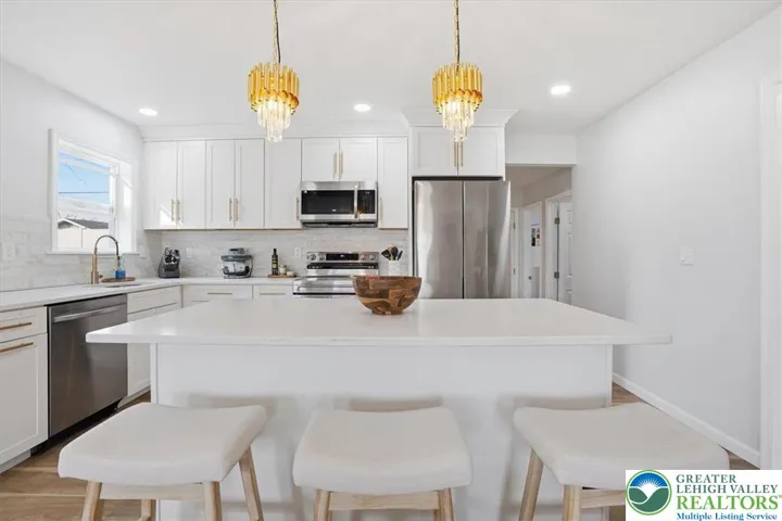 Kitchen Island with stools