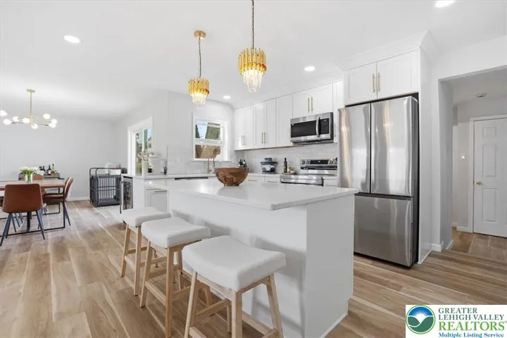 Kitchen Island with stools