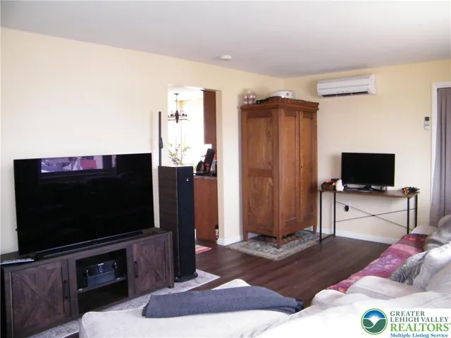 LR Holds everything comfortably