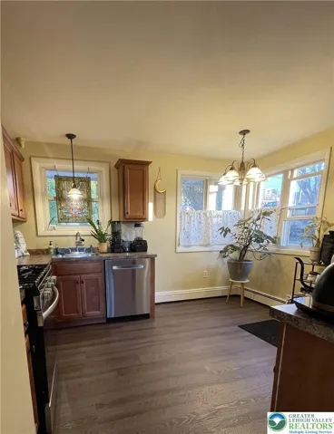 Bright eat-in kitchen