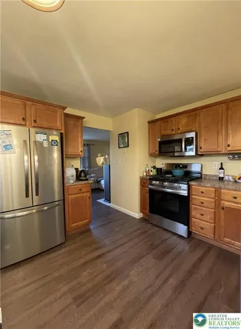 Spacious kitchen w/Stainless appliances