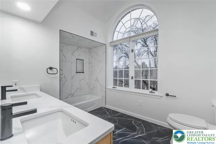 2nd Fl Full bathroom