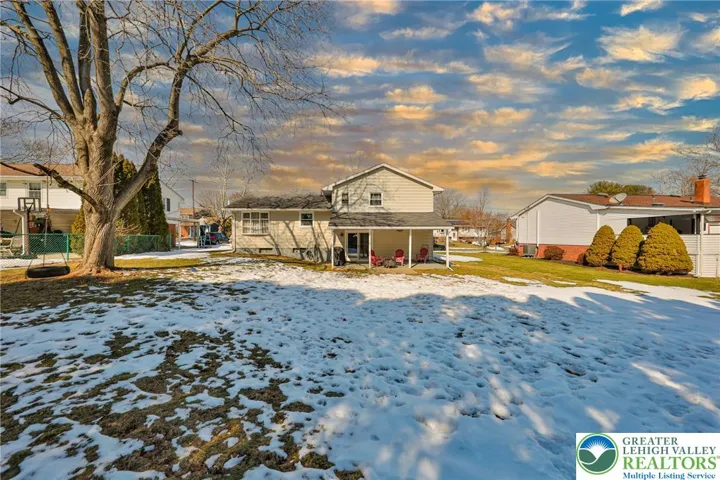 Large Back Yard for Your Family and Friends