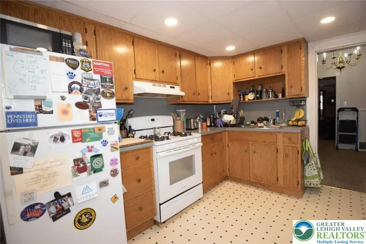 730 1st floor full kitchen (tenant occupied)with efficient gas cooking