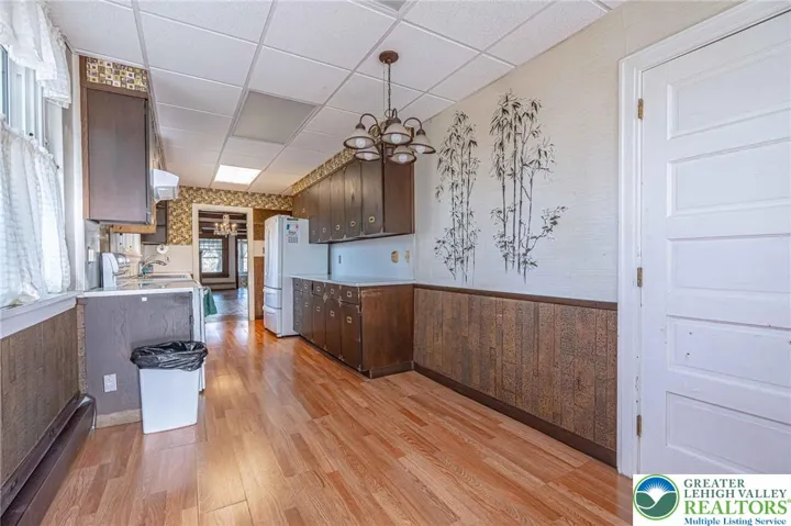 Large eat in kitchen with pantry