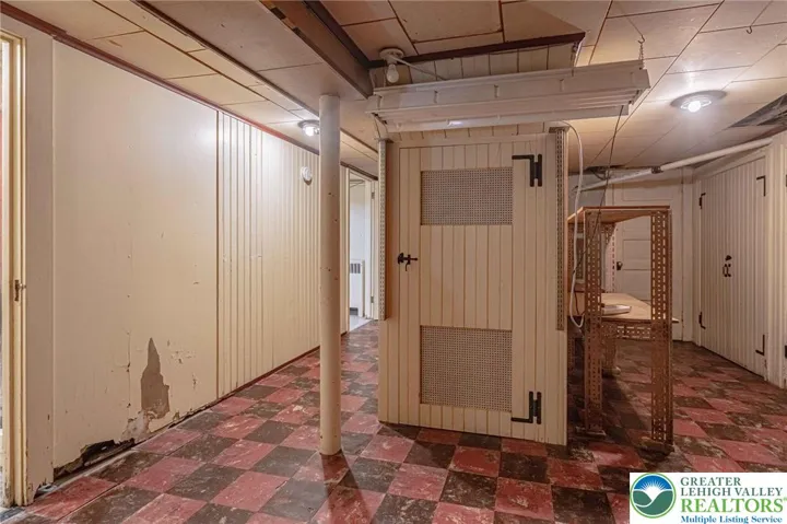 baement has built in closets