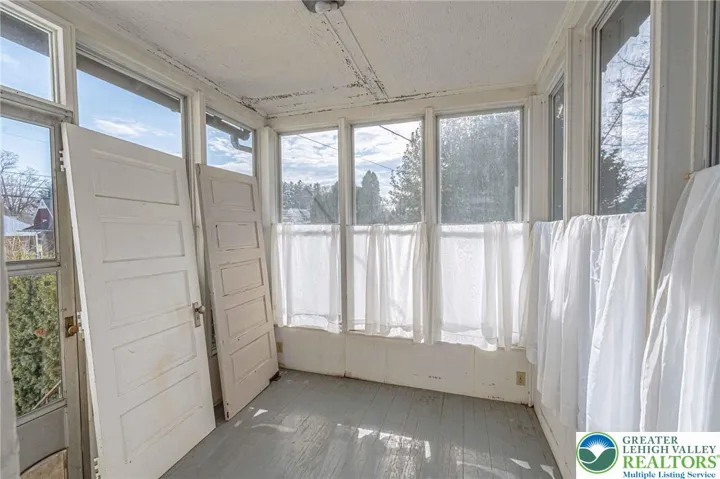 rer enclosed porch/mudroom