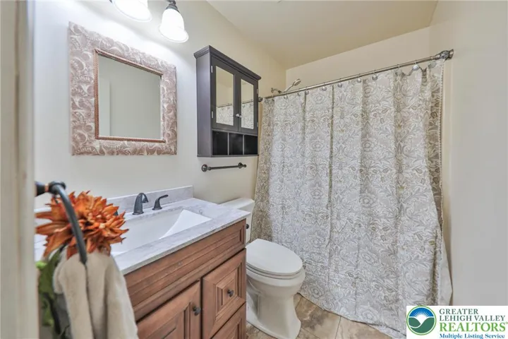 Main Bathroom - Granite Countertops