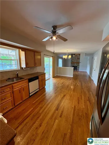 Kitchen facing FR