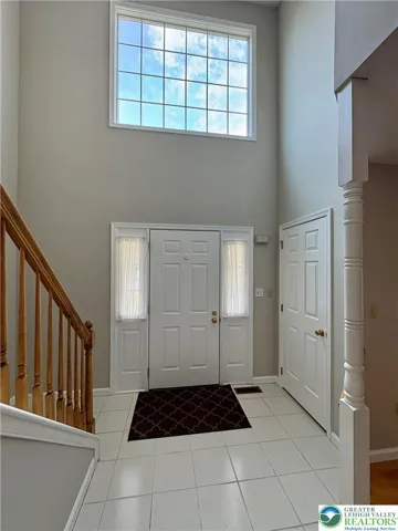 2 story Foyer/coat closet