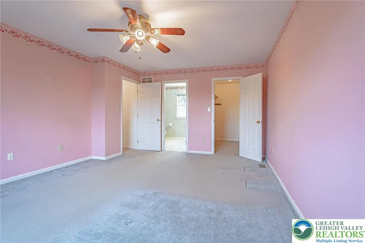 Primary BR w/en suite, walk-in closet