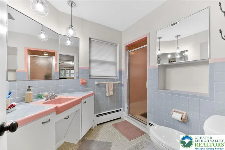 LARGE PRIMARY EN SUITE BATH