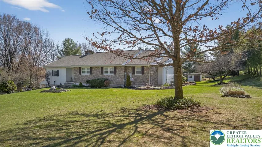 BEAUTIFUL STONE RANCH ON GORGEOUS LOT!