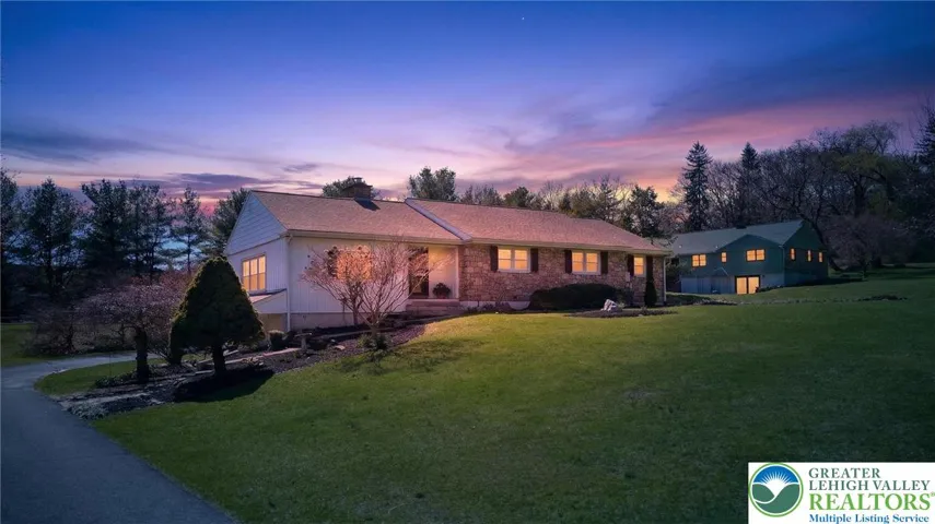 BEAUTIFUL STONE RANCH ON GORGEOUS LOT!