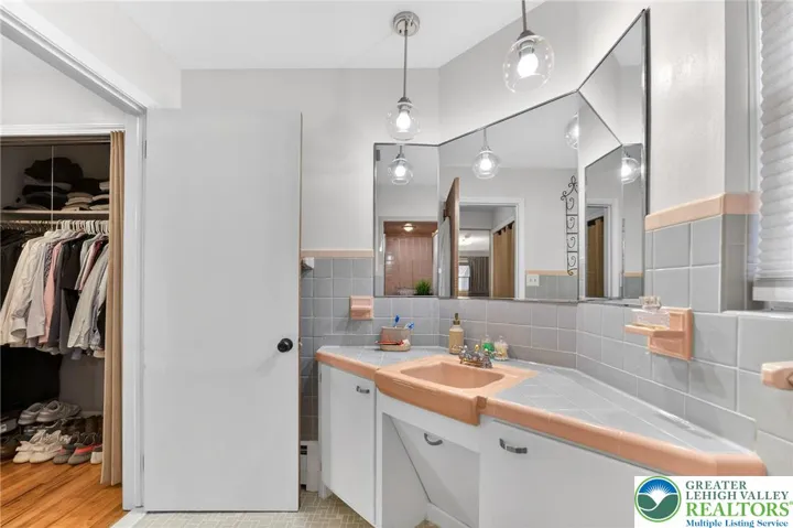 LARGE HALLWAY FULL BATHROOM