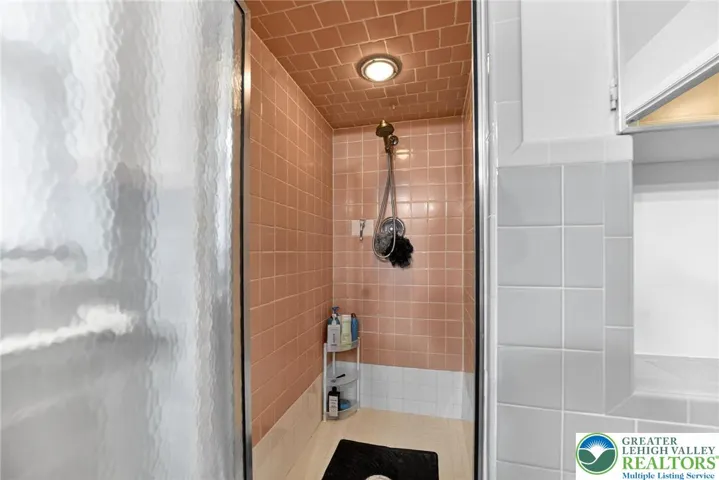 LARGE PRIMARY EN SUITE BATH