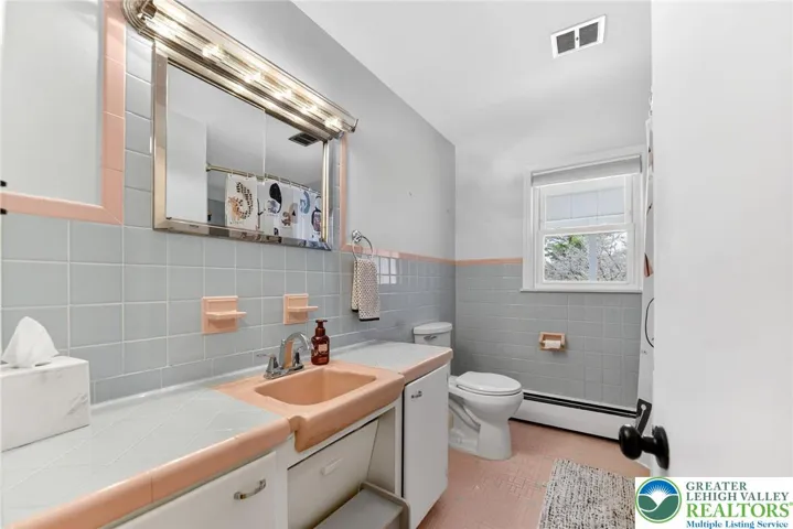 LARGE HALLWAY FULL BATHROOM