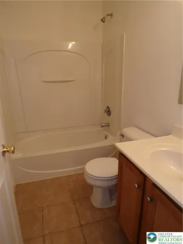 2nd floor full bathroom