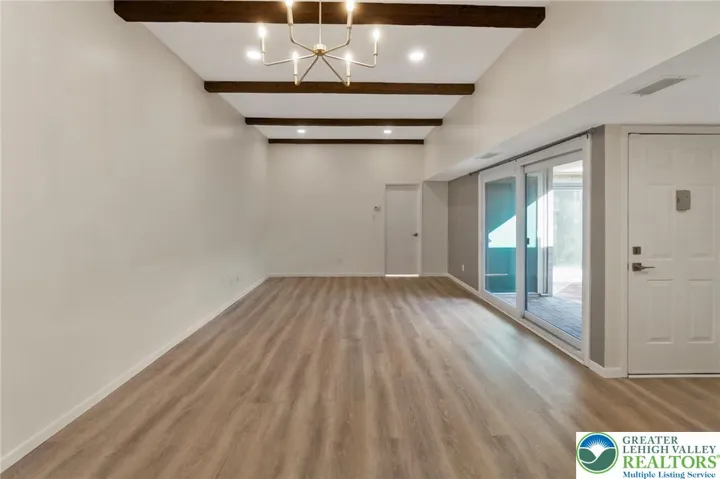 Original Empty Room Photo