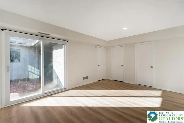 Original Empty Room Photo