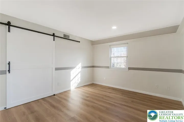Original Empty Room Photo