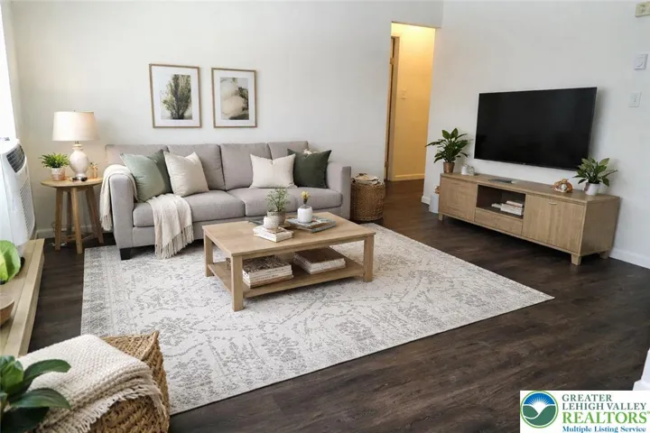 Bright and Cheery living space- nice to entertain