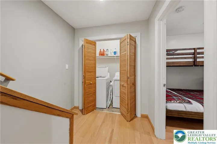 Washer/dryer on lower level.