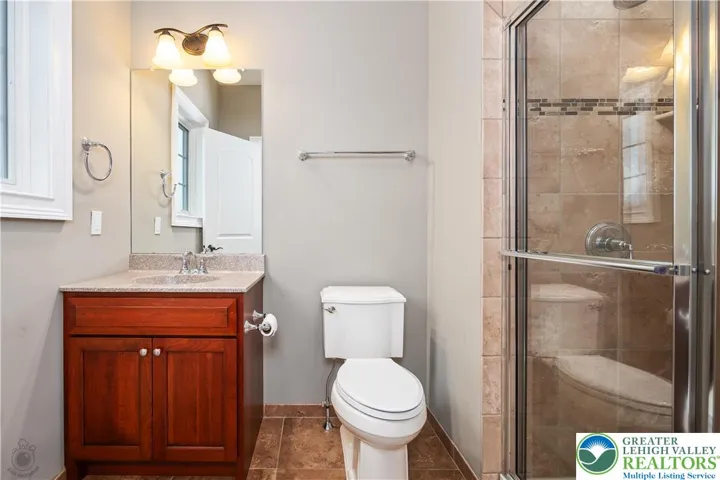 Bedroom 2 Ensuite Bath