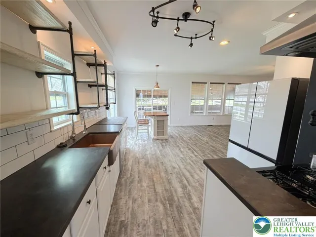 Kitchen & Breakfast Area