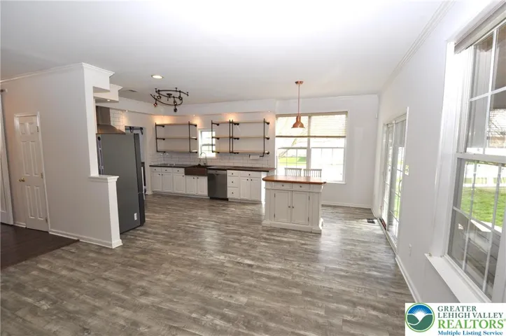 Kitchen & Breakfast Area