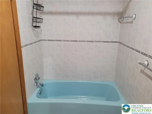2nd flr. bathtub