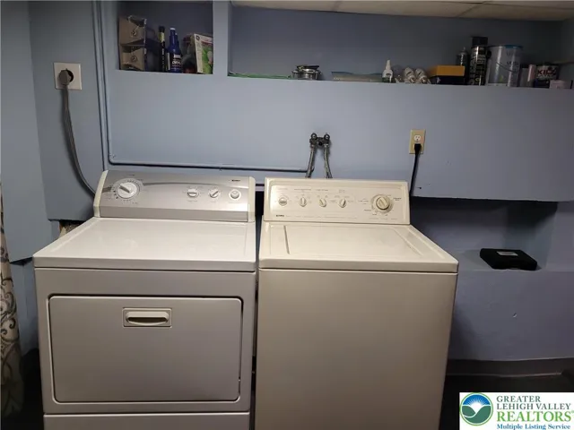 Lower level laundry pic-2