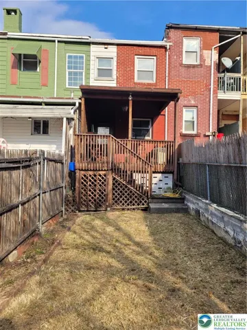 Rear fenced-in back yard pic-1