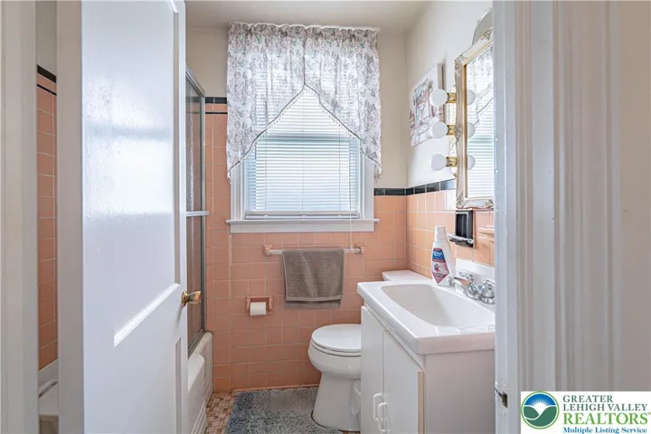 1st floor Full Bathroom