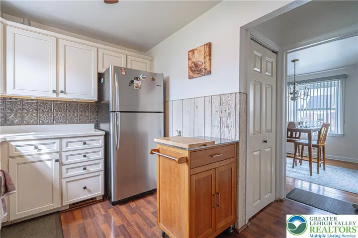 Convenient layout~easy to carry food into Dining